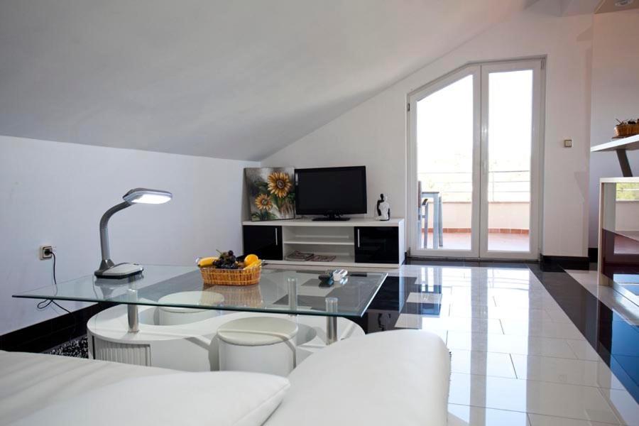 Apartments Villa Leona Betina  Exterior photo
